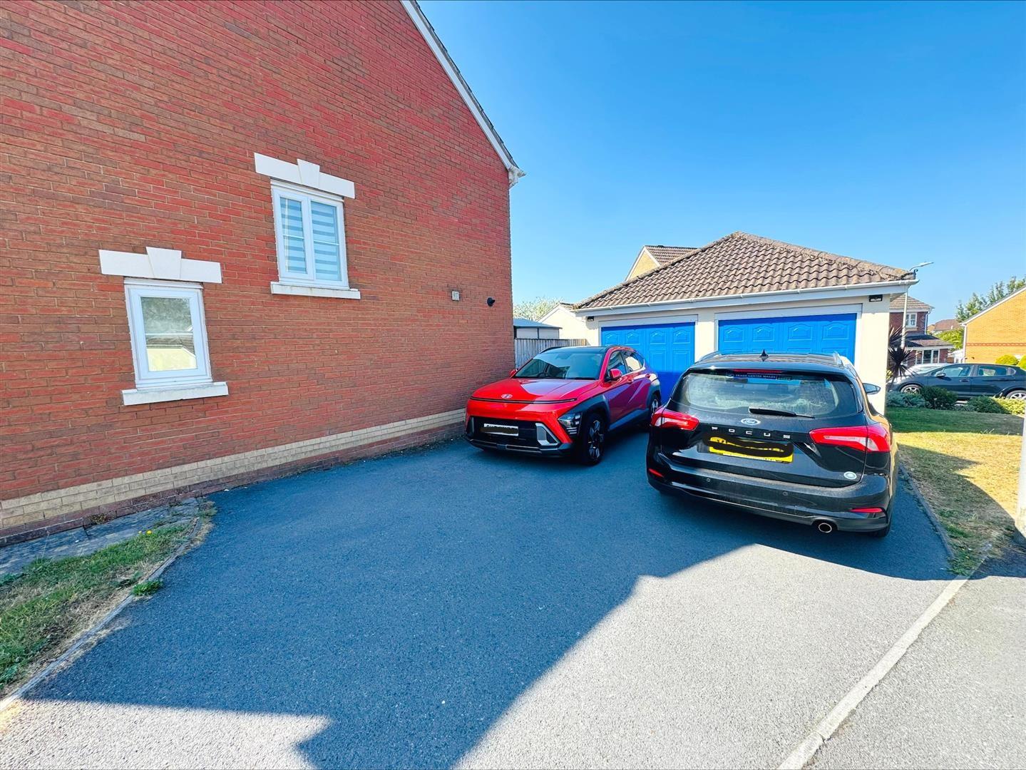 Clos Bryn Haul, Llwynhendy, Llanelli, SA14 9DZ